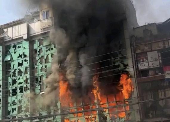 राजावादीले आगो लगाएको घरमा जलेर एक पत्रकारको निधन, प्रहरीको गोलीले एक प्रदर्शनकारीको मृत्यु